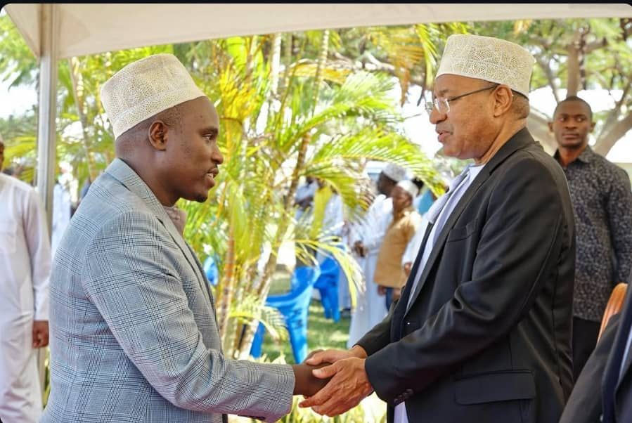 DKT. BITEKO AMPA POLE RAIS MWINYI, ASHIRIKI MAZISHI YA KAKA YAKE