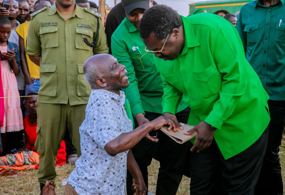 DK.NCHIMBI APOKEA BARUA YA MKAZI WA BUKOBA MJINI MWENYE ULEMAVU WA MIGUU.