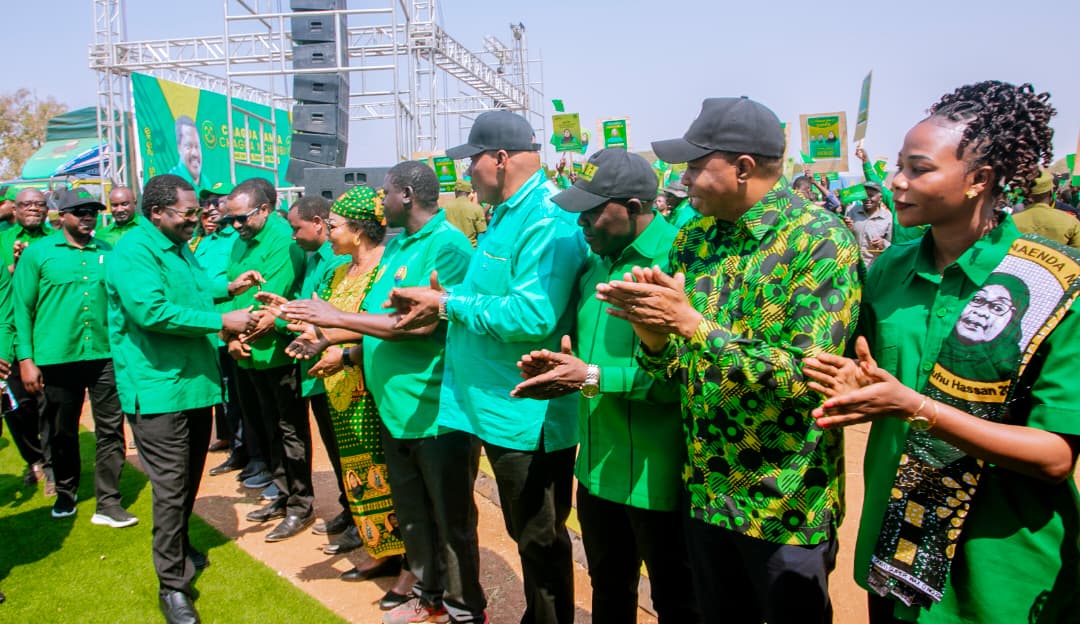 DK.NCHIMBI AAGANA NA SIMIYU KWA KISHINDO AKIELEKEA SHINYANGA KUSAKA KURA ZA USHINDI KUELEKEA UCHAGUZI MKUU