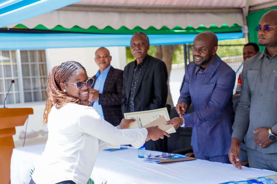 WIZARA YA ELIMU YAWATUNUKU TUZO WASHINDI WA INSHA  EAC NA SADC